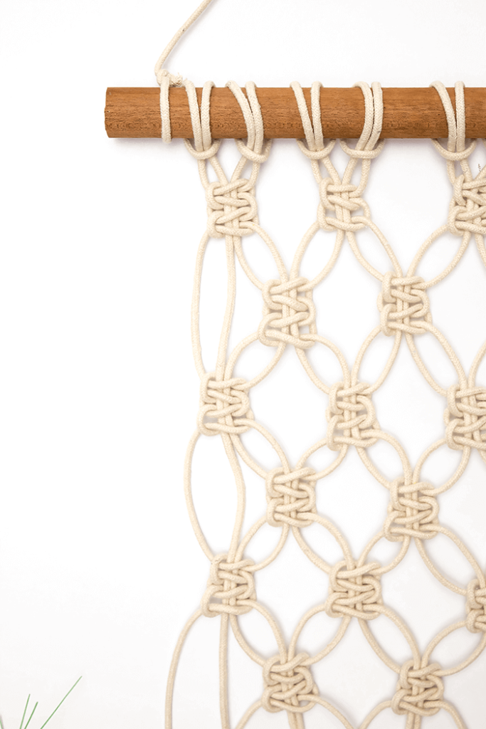 A Pretty Fix mini macrame wall hanging / Learn how to make beginner-friendly macrame knots so you can macrame all day!