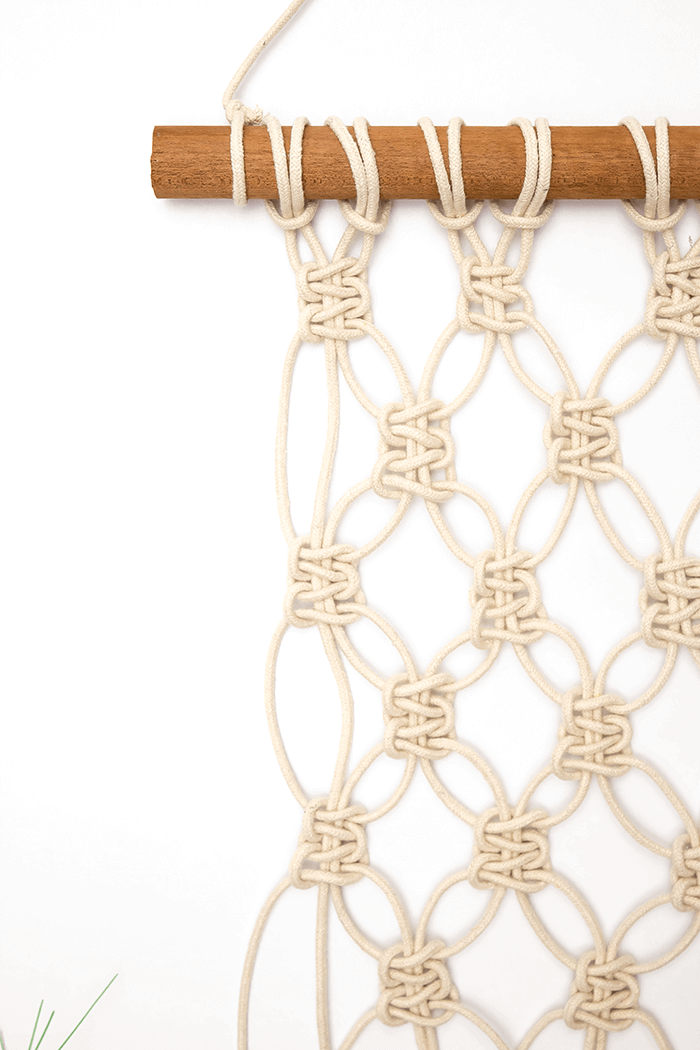 A Pretty Fix mini macrame wall hanging / Learn how to make beginner-friendly macrame knots so you can macrame all day!