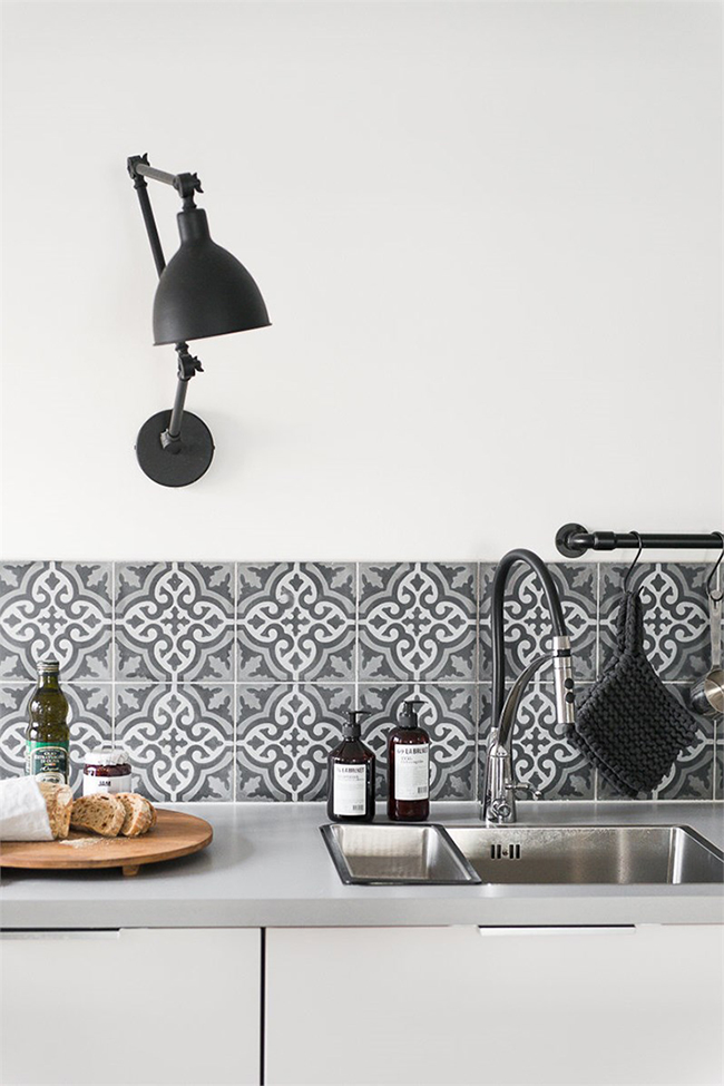 Black, White, and Wood Kitchen Inspiration via Planete Deco