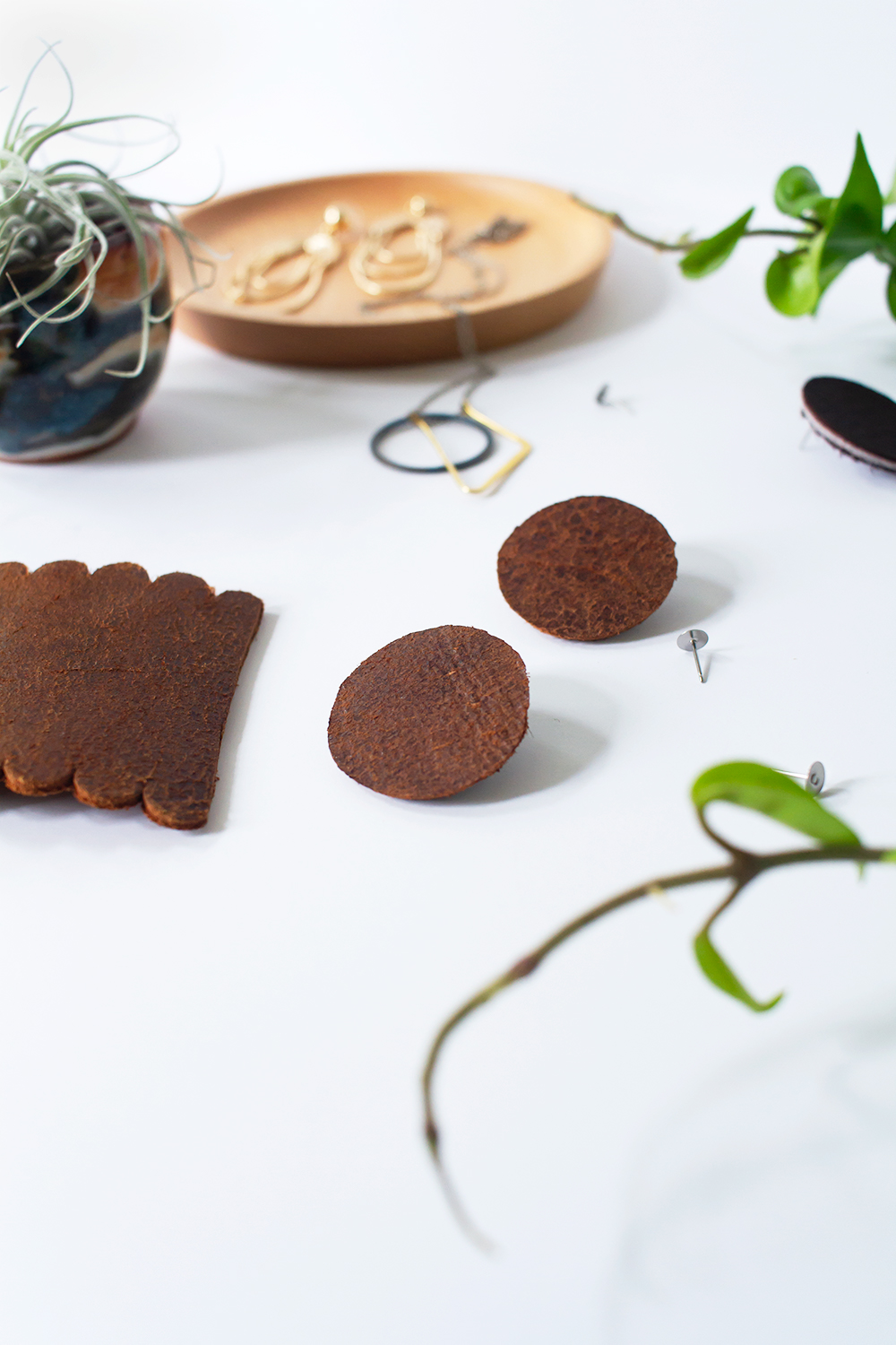 DIY Minimal Leather Circle Earrings made out of thrift store belts / Idle Hands Awake
