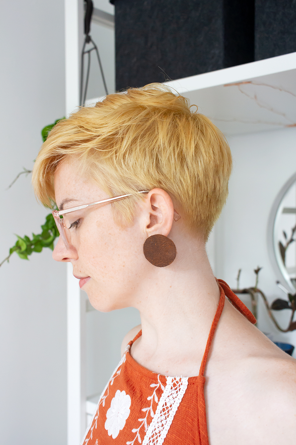DIY Minimal Circle Earrings made out of thrift store belts / Idle Hands Awake