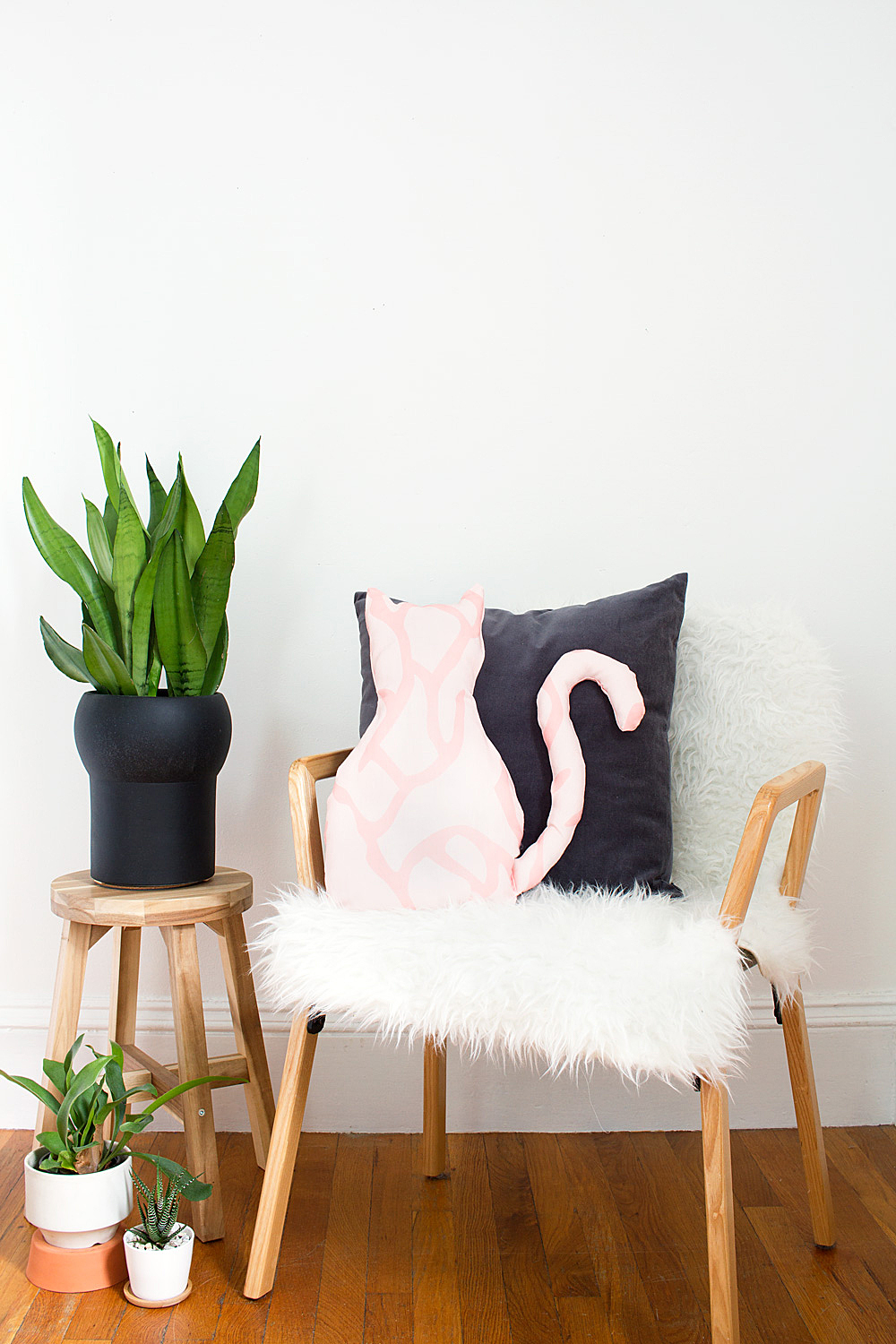 Make this easy DIY no-sew cat pillow for all the crazy cat people in your life (admit it, it's you). @idlehandsawake