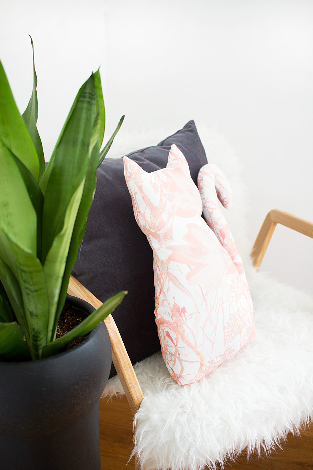 Make this easy DIY no-sew cat pillow for all the crazy cat people in your life (admit it, it's you). @idlehandsawake