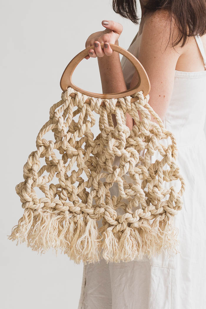 Fall For DIY Macrame Tote Bag / Learn how to make beginner-friendly macrame knots so you can macrame all day!
