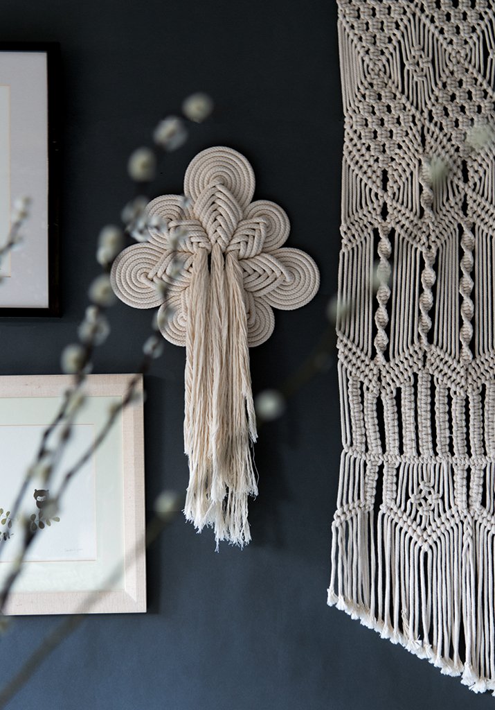 Koel Magazine Peacock Wall Hanging / Learn how to make beginner-friendly macrame knots so you can macrame all day!