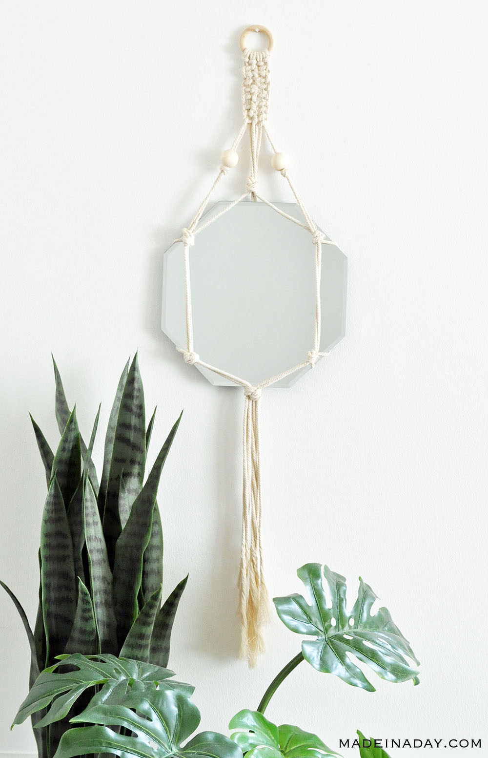 Made in a Day Boho Macrame Mirror / Learn how to make beginner-friendly macrame knots so you can macrame all day!