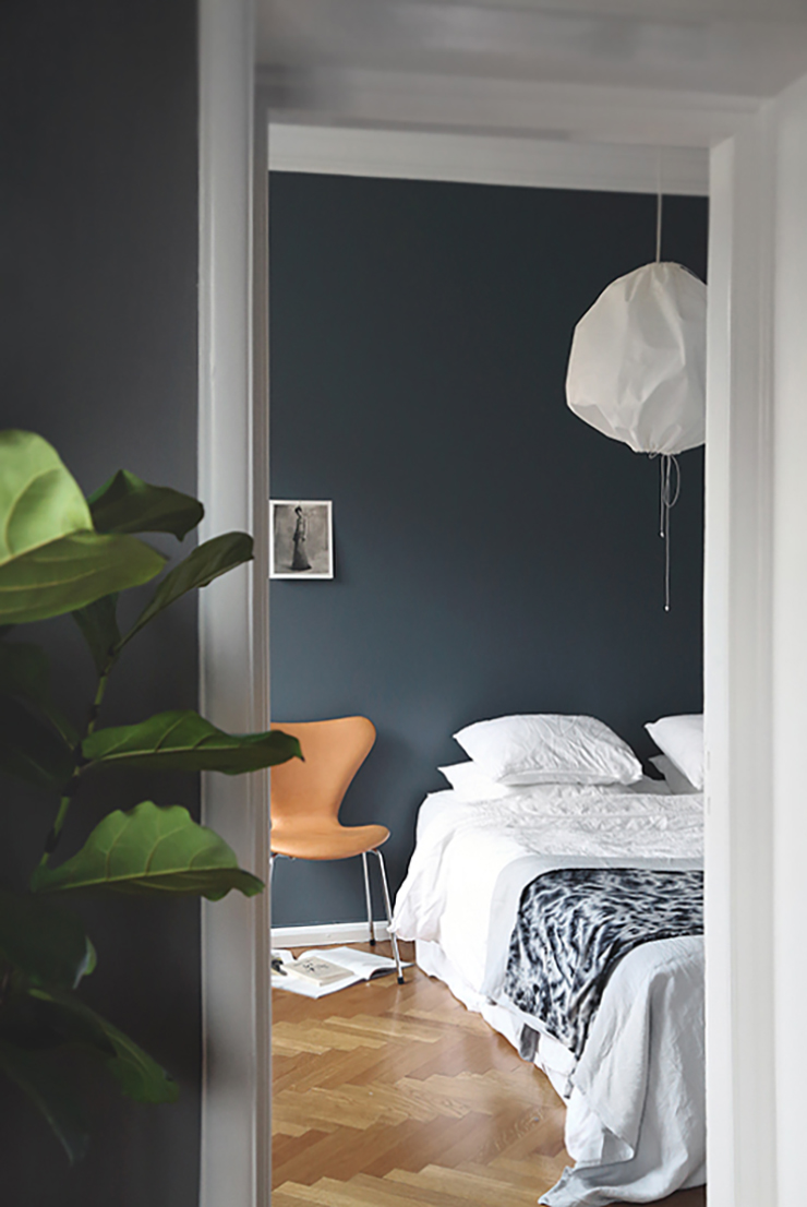 Moody Blue Bedroom Inspiration / Trendenser